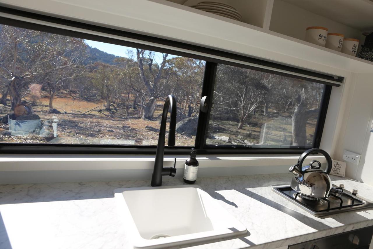 Big Yard Escapes - Two Off-Grid Tiny Houses On The Mowamba River Jindabyne Exteriör bild