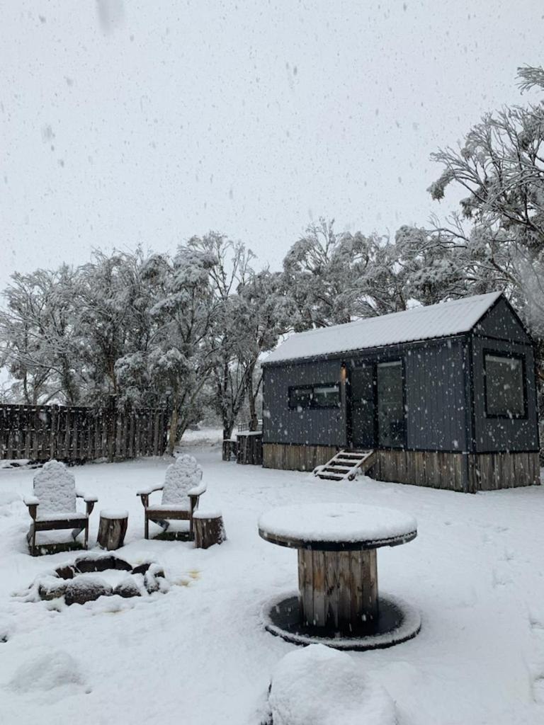 Big Yard Escapes - Two Off-Grid Tiny Houses On The Mowamba River Jindabyne Exteriör bild
