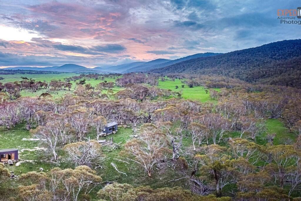 Big Yard Escapes - Two Off-Grid Tiny Houses On The Mowamba River Jindabyne Exteriör bild