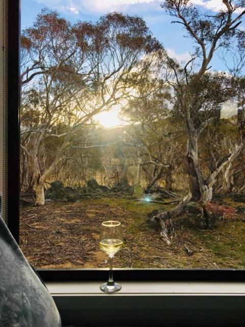 Big Yard Escapes - Two Off-Grid Tiny Houses On The Mowamba River Jindabyne Exteriör bild