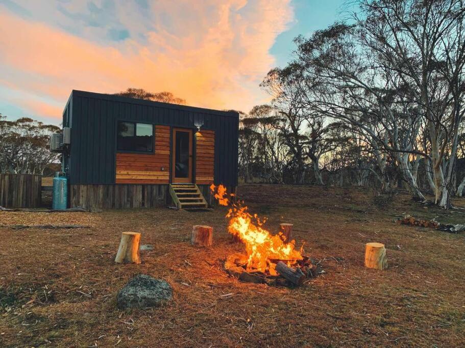 Big Yard Escapes - Two Off-Grid Tiny Houses On The Mowamba River Jindabyne Exteriör bild