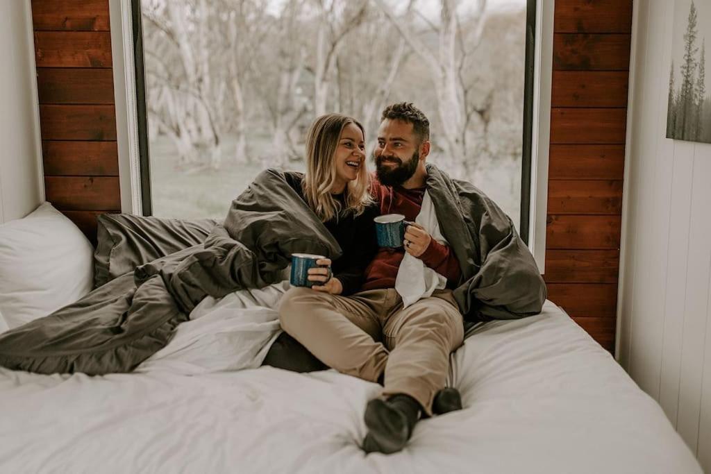 Big Yard Escapes - Two Off-Grid Tiny Houses On The Mowamba River Jindabyne Exteriör bild