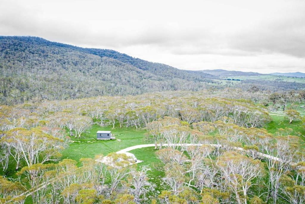 Big Yard Escapes - Two Off-Grid Tiny Houses On The Mowamba River Jindabyne Exteriör bild