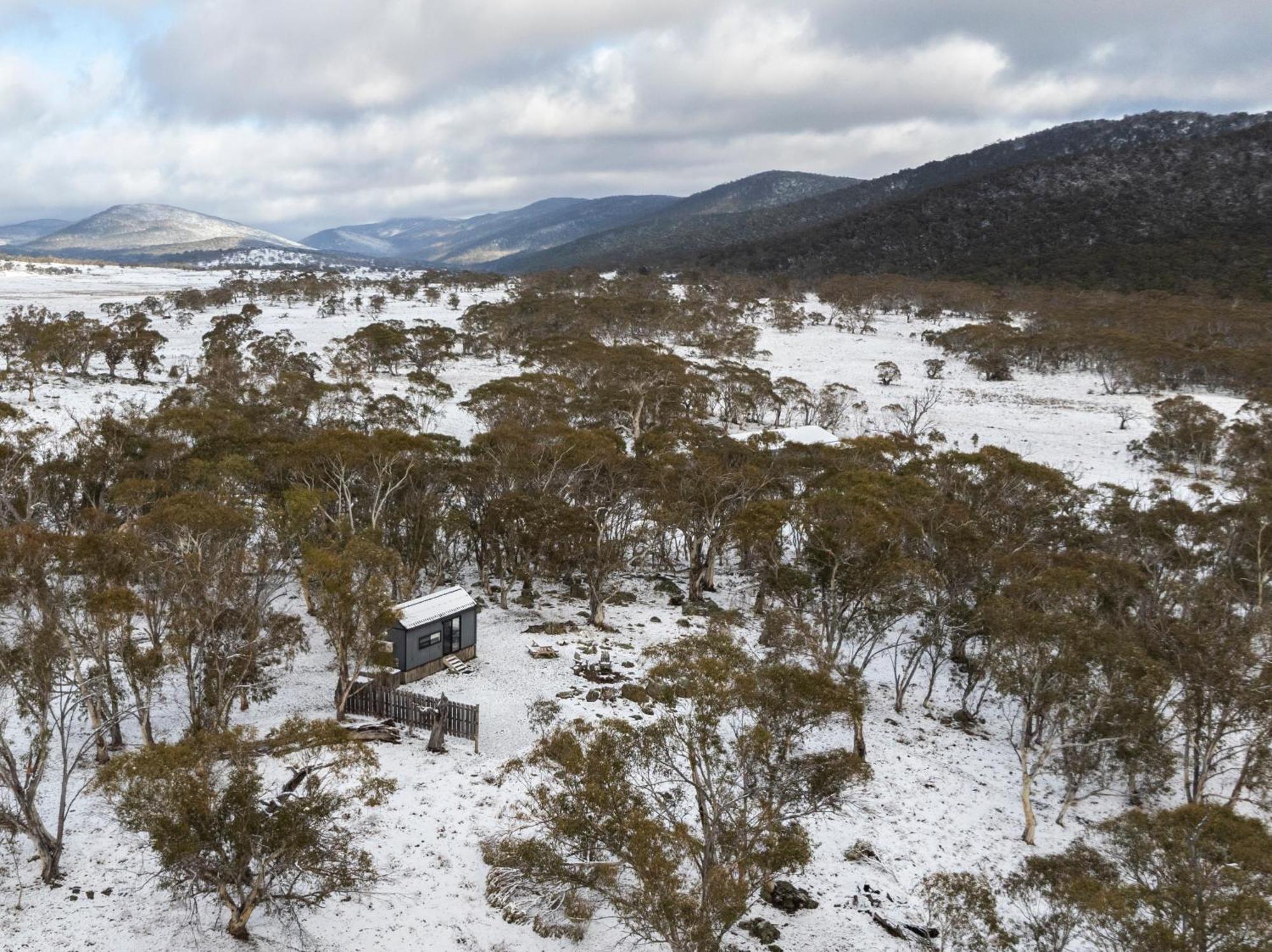 Big Yard Escapes - Two Off-Grid Tiny Houses On The Mowamba River Jindabyne Exteriör bild