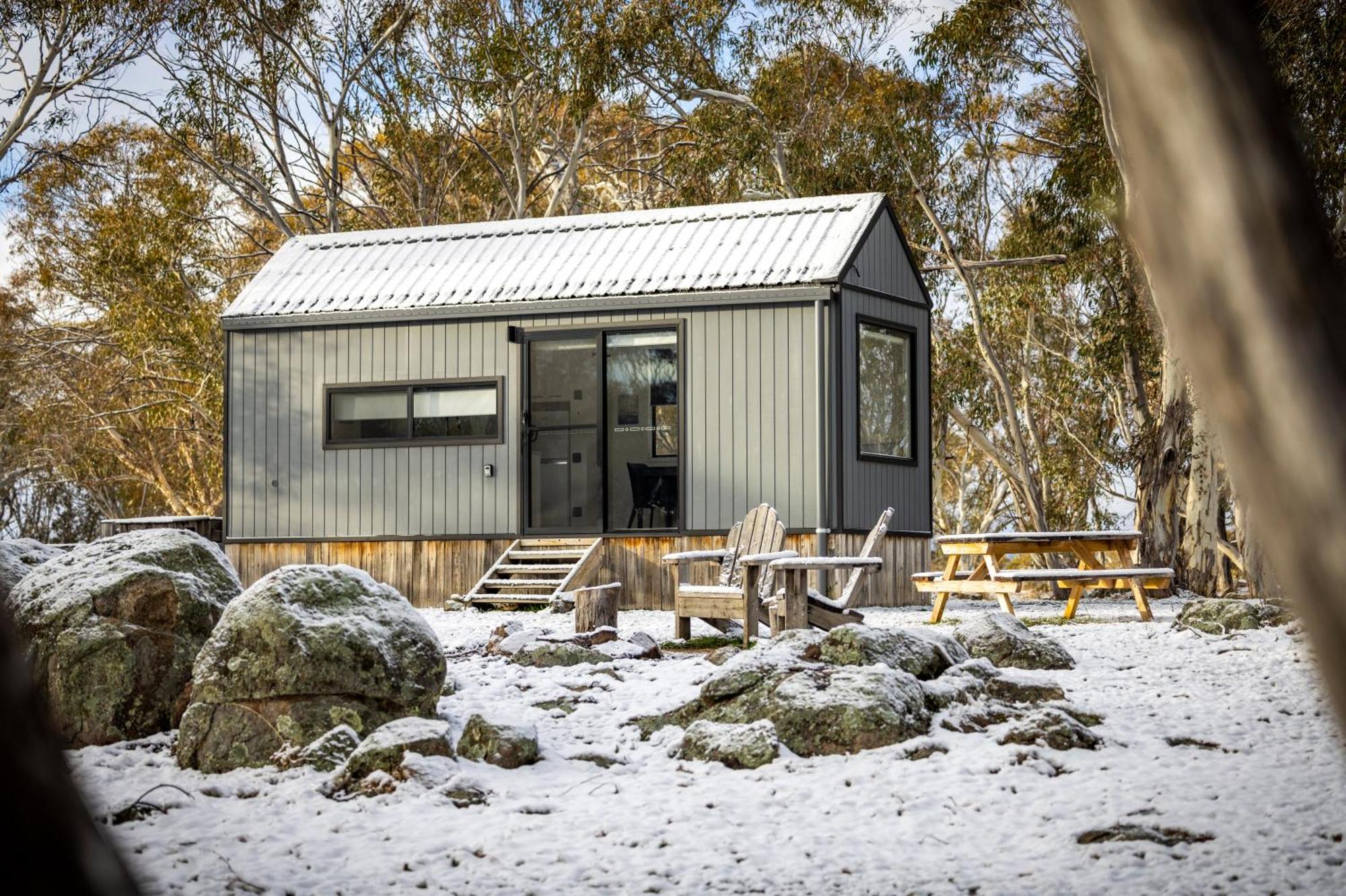 Big Yard Escapes - Two Off-Grid Tiny Houses On The Mowamba River Jindabyne Exteriör bild