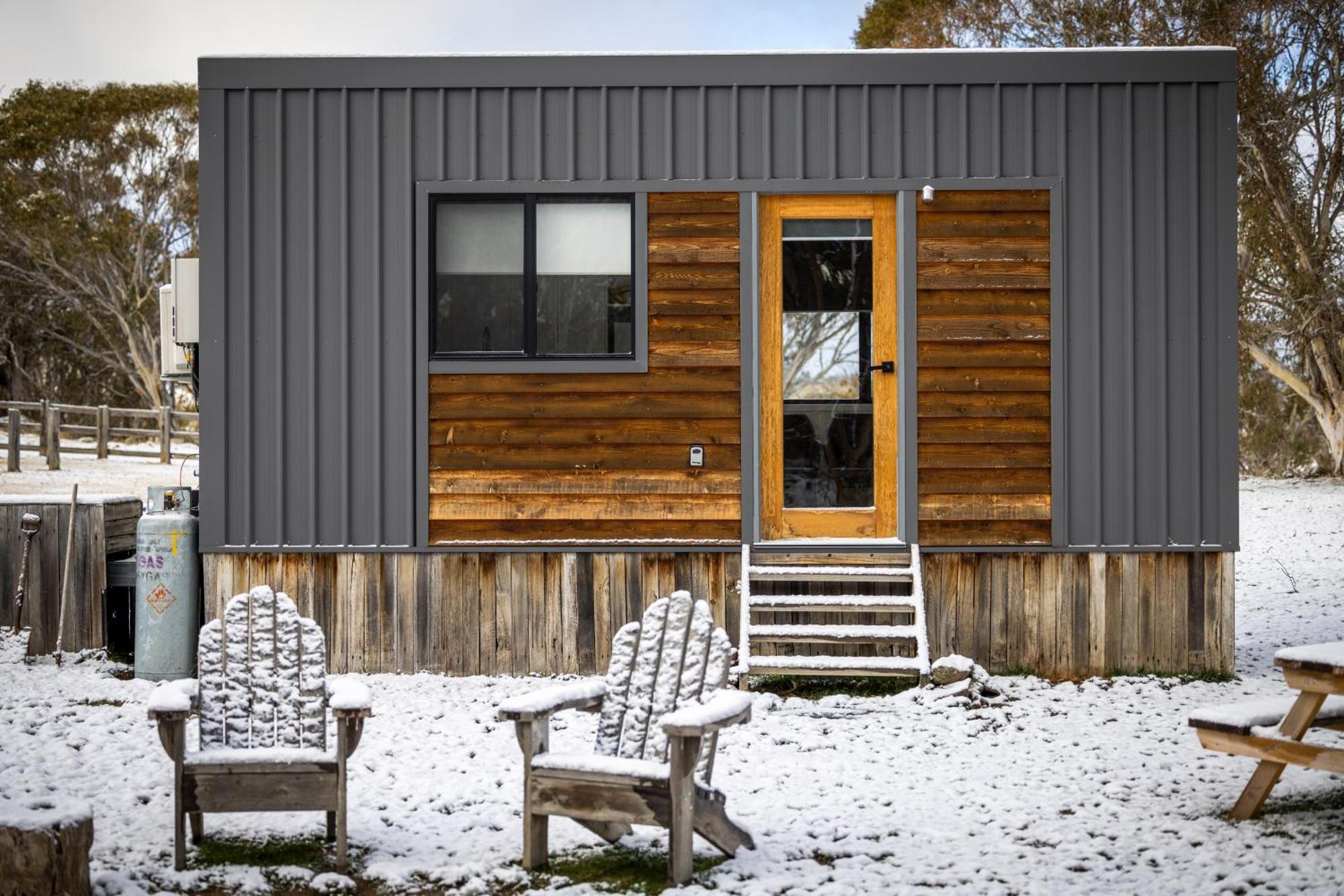 Big Yard Escapes - Two Off-Grid Tiny Houses On The Mowamba River Jindabyne Exteriör bild