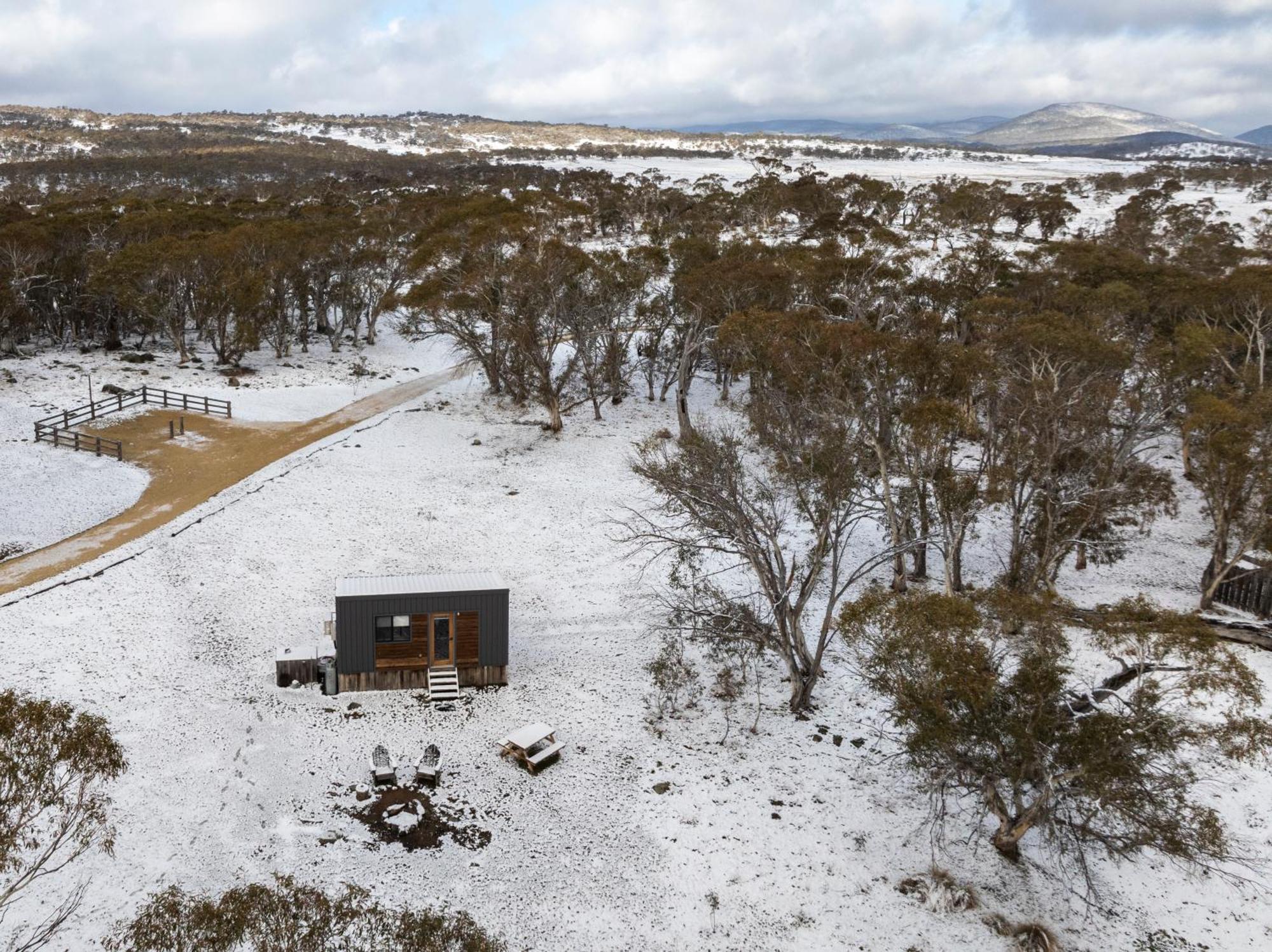 Big Yard Escapes - Two Off-Grid Tiny Houses On The Mowamba River Jindabyne Exteriör bild