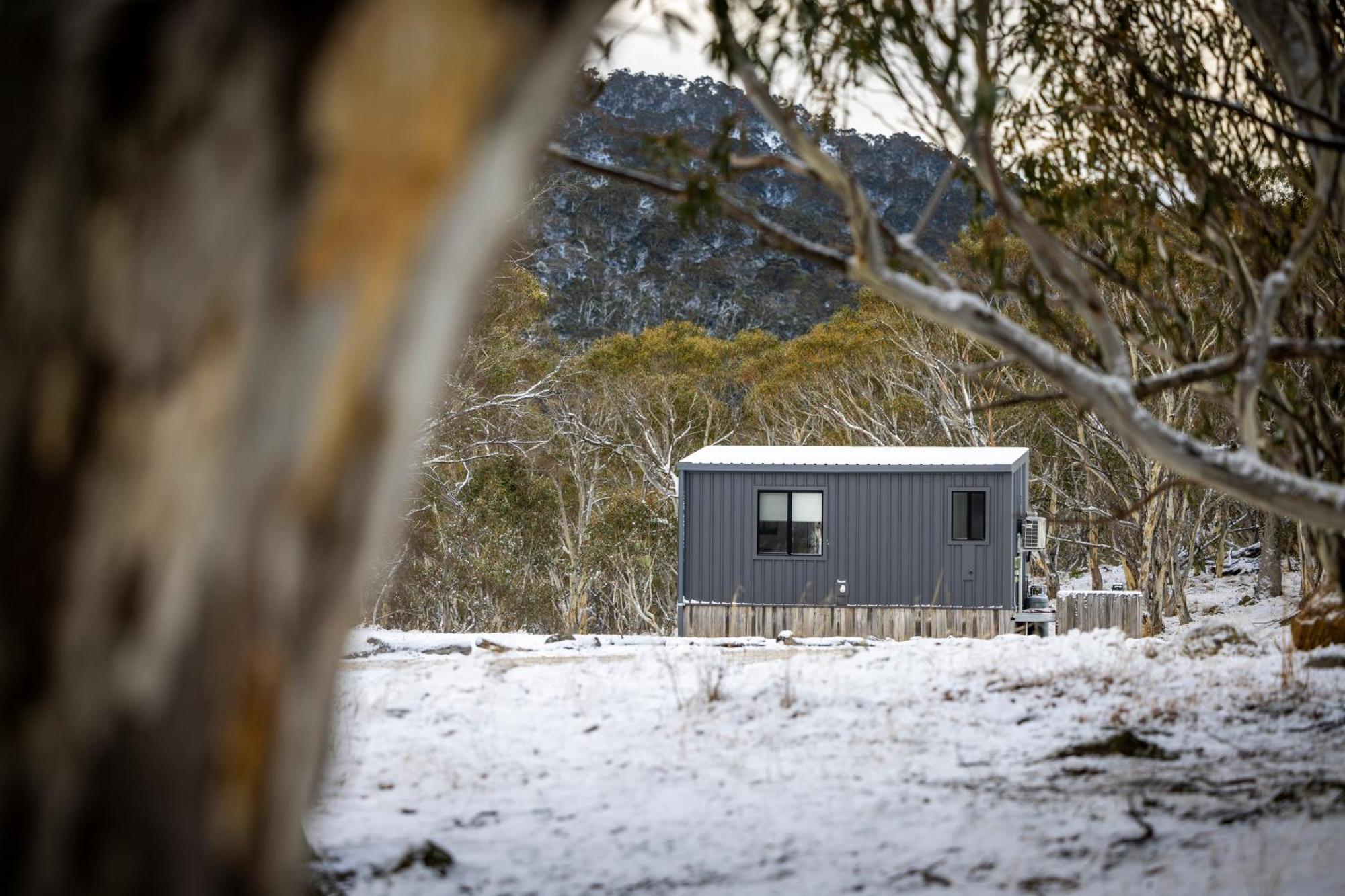 Big Yard Escapes - Two Off-Grid Tiny Houses On The Mowamba River Jindabyne Exteriör bild